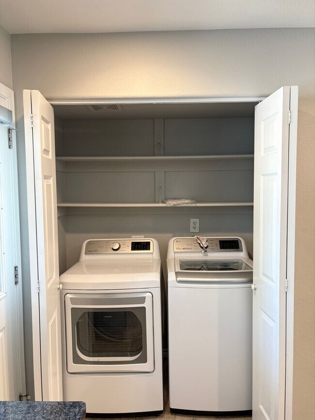Building Photo - **WONDERFUL & SPACIOUS 3 BEDROOM/2.5 BATHROOM TOWNHOUSE IN CHANDLER (RAY & MCQUEEN)**