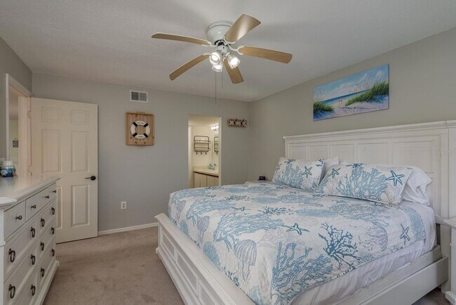 Building Photo - 5557 Sea Forest Dr