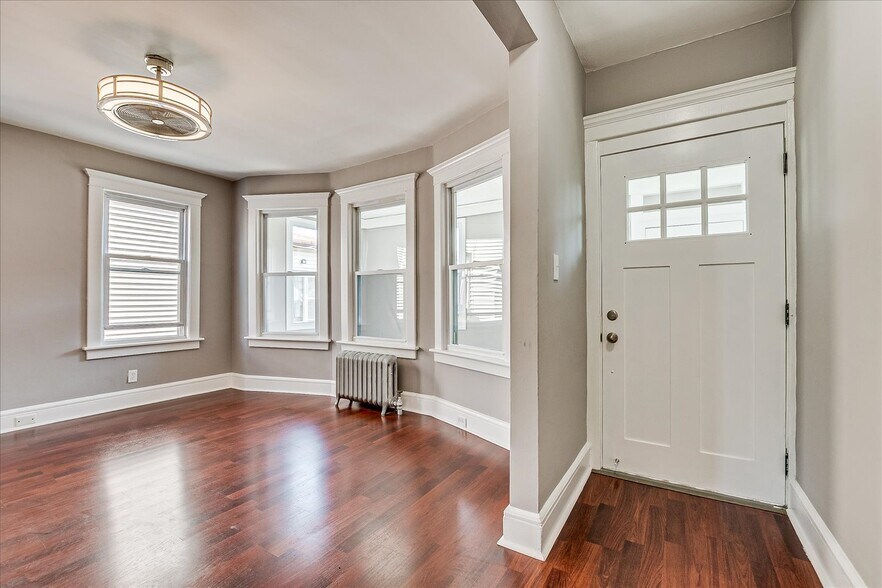 Livingroom ,main entrance - 128 Berwick St