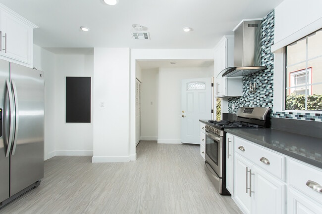 Building Photo - Beautiful spacious house