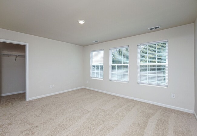 Building Photo - Lovely 3 Bed 2.5 Bath Townhome