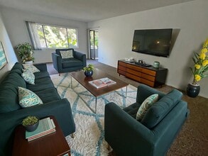 Building Photo - 415 E Cedar Ave