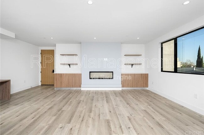 Building Photo - 5923 Laurel Canyon Blvd