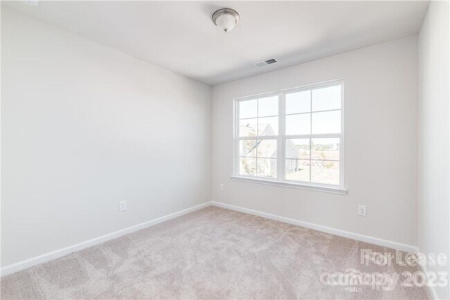 Building Photo - 3 bedroom town home in Rea Farms- walkable community to restaurants, shops, walking trails