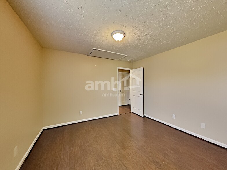 Building Photo - 450 Crested View Dr