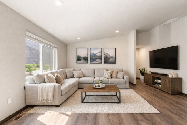 1577 Sq Ft Livingroom - Thayer Cottages