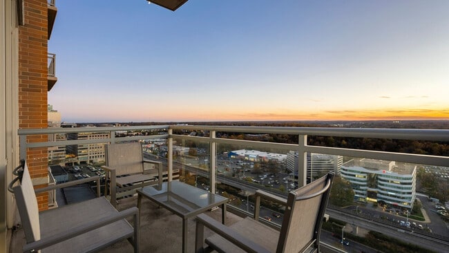 Building Photo - 1556 Spring Hill Rd