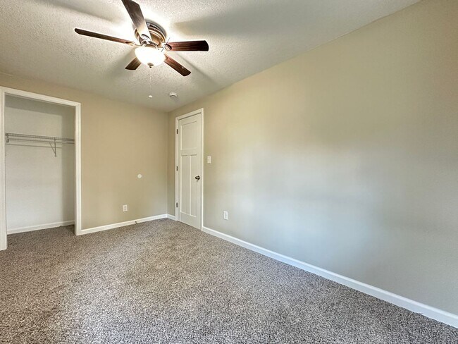 Building Photo - 3 Bedroom 1.5 Bathroom Finished Basement 2...