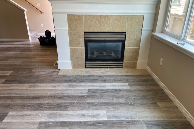 Building Photo - Nice Modern Townhouse Available Now!!