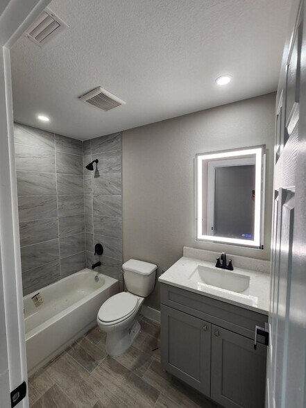 Building Photo - 2601 NE Juanita Pl