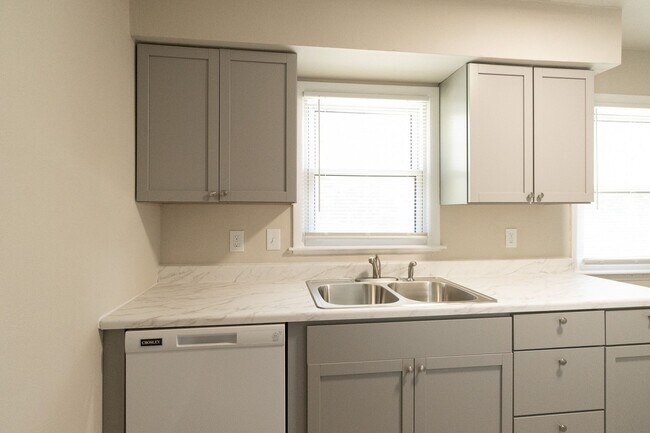 Building Photo - 2804 Isherwood Dr