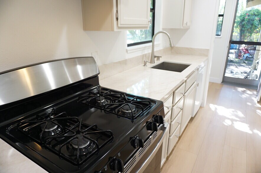 Building Photo - 3948 Pennsylvania Ave