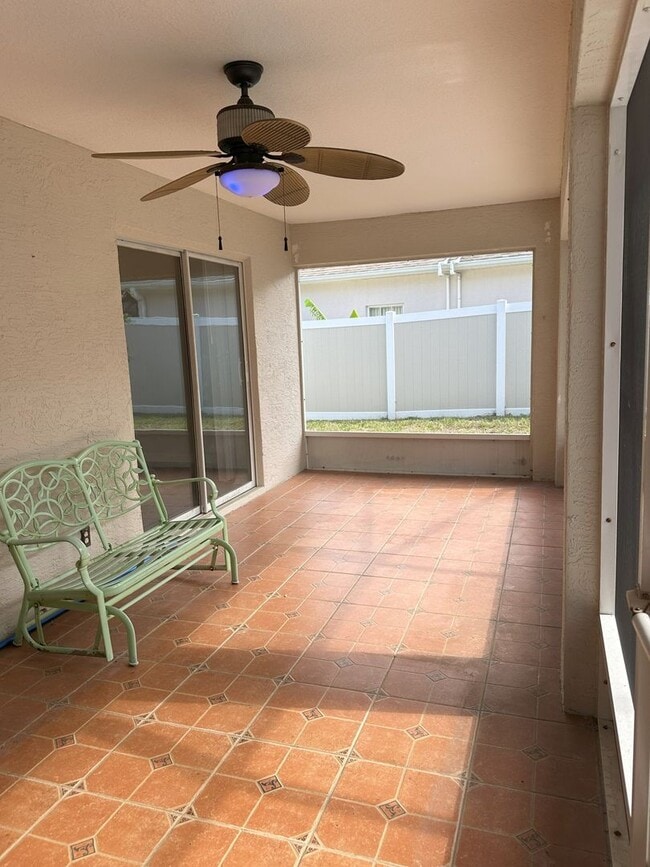 Building Photo - Palm Harbor Pool Home!