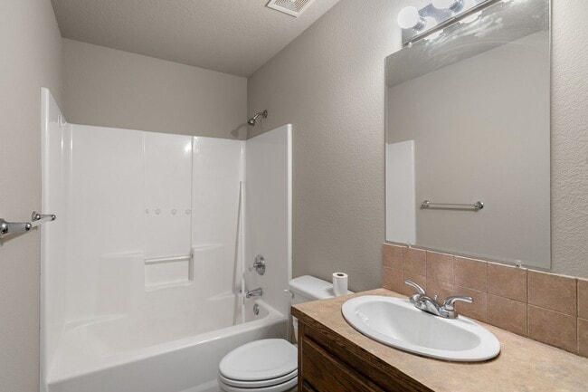 Building Photo - Siloam TownHome