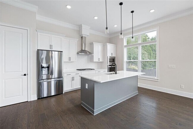 Building Photo - 109 Village Green Ave