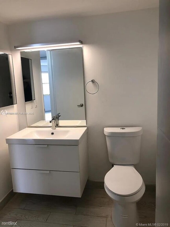 Building Photo - 9421 Fontainebleau Blvd