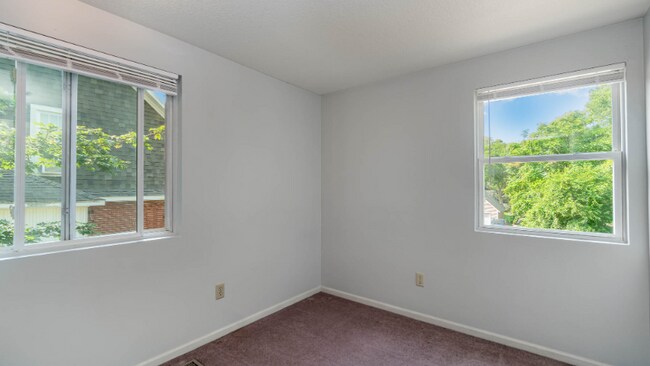 Building Photo - 204 Cherry St