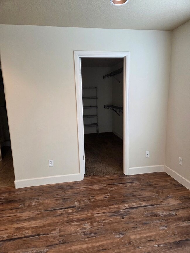 Building Photo - 2 story townhome close to trails!