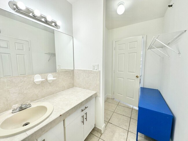 Building Photo - Amazing location: Close to Lincoln & the beaches: 1bed/1bath at the iconic Decoplage: available n...