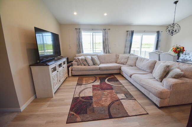 Building Photo - Beautiful, Modern, Updated, 4 Bed 3 Bath A...