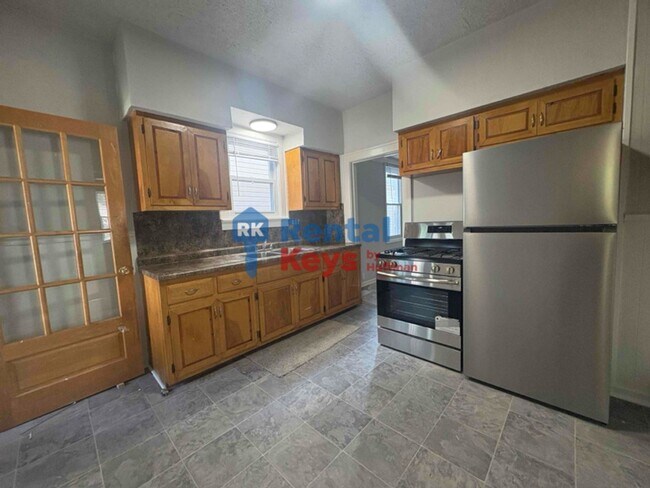 Building Photo - Two Bedroom House | Detached Garage