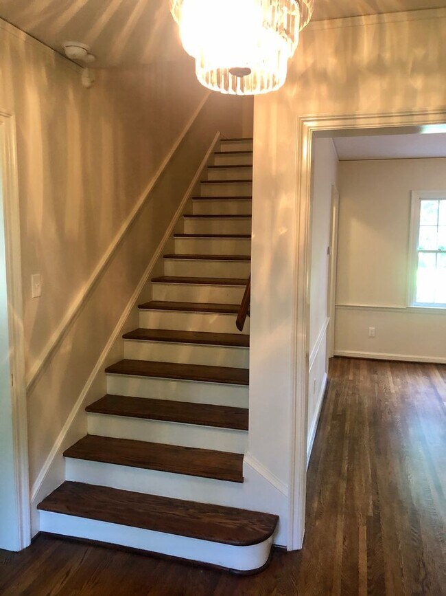 Building Photo - Stunning Midtown Home In Highly Desirable Bren Rose!