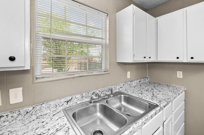 Building Photo - 1611 Jones St