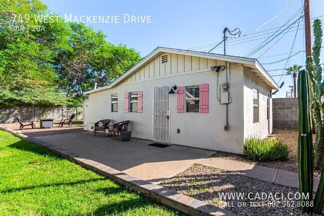 Building Photo - 749 W MacKenzie Dr