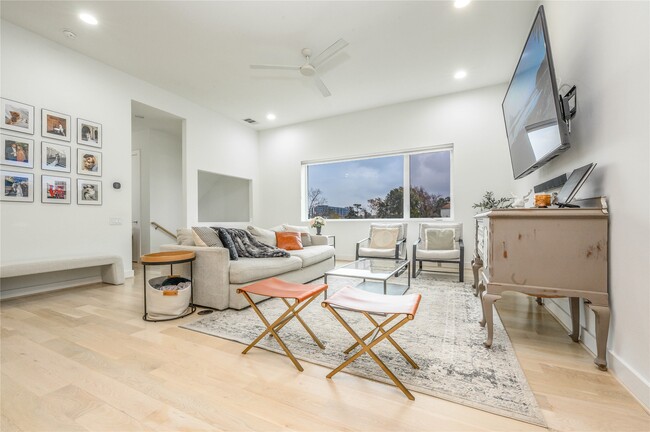 Building Photo - 1141 W 18th St