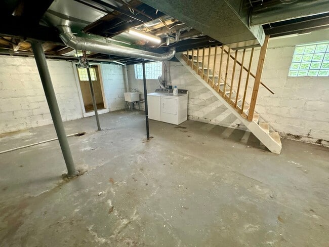 Building Photo - Open Concept 3 Bed 1.5 Bath in Swissville!