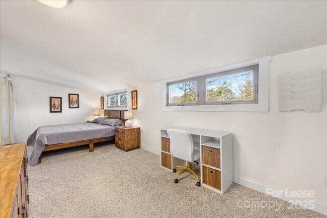 Building Photo - 5712 Oak Dr