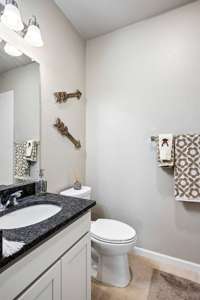 Building Photo - "Charming 2-Bed, 2-Bath Condo Retreat in Littleton - 870 Sq Ft of Cozy Elegance!"