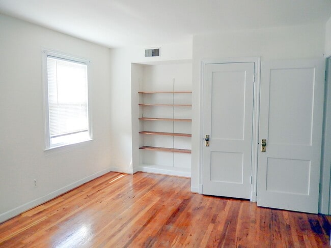 Building Photo - Sun-Filled & Well-Maintained 1 Bed 1 Bath ...