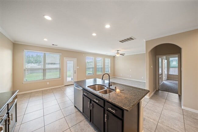 Building Photo - 667 Oak Cir Dr E