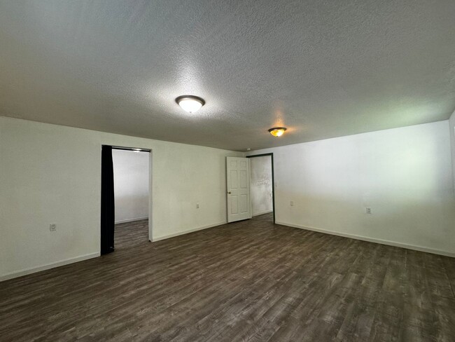 Building Photo - 1800 Square Foot River Front two level hom...