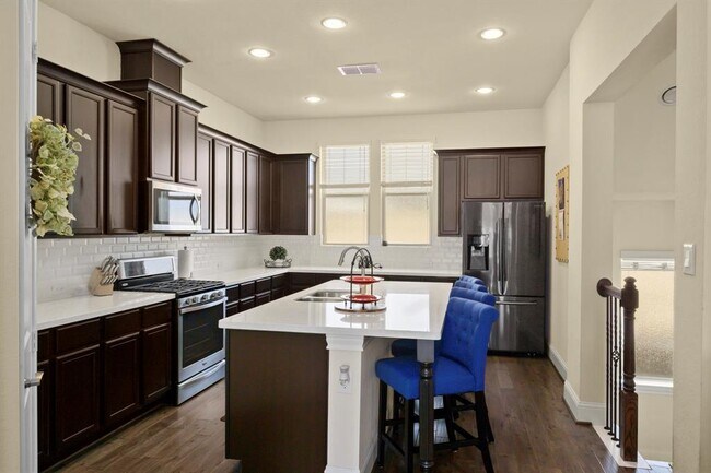 Building Photo - 8406 Oak Leaf Point Dr