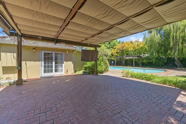 Building Photo - 1825 White Oak Dr