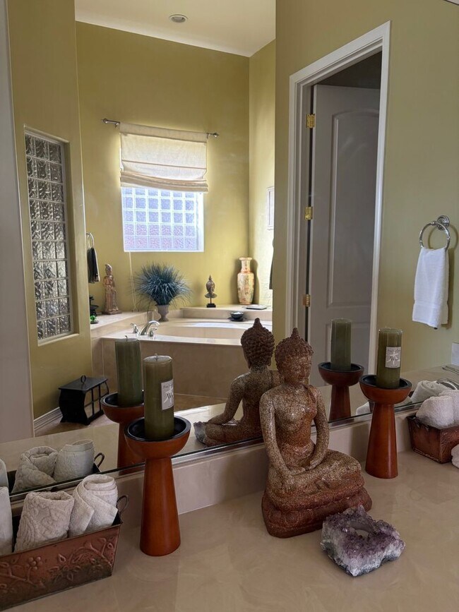 Building Photo - FULLY FURNISHED LUXURY HOME ON GOLF COURSE