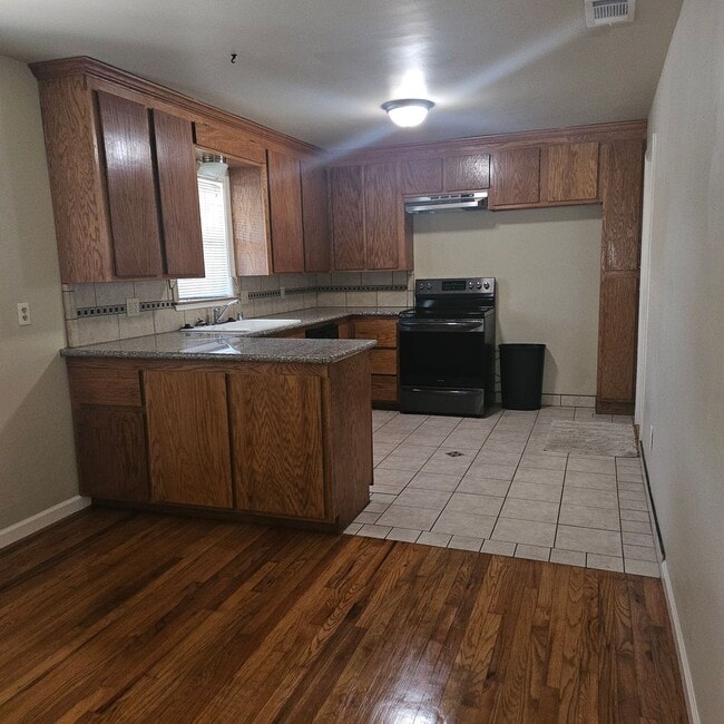Building Photo - 2 Bedroom 1 Bath Home Recently Renovated