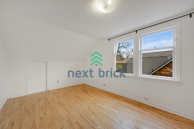 Building Photo - A classic vintage house ready to rent