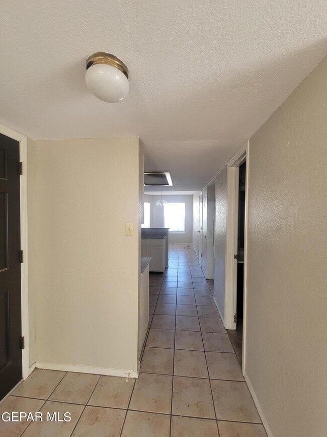 Building Photo - 3200 Mountain Ridge Dr