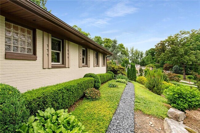 Building Photo - 994 Citadel Dr NE