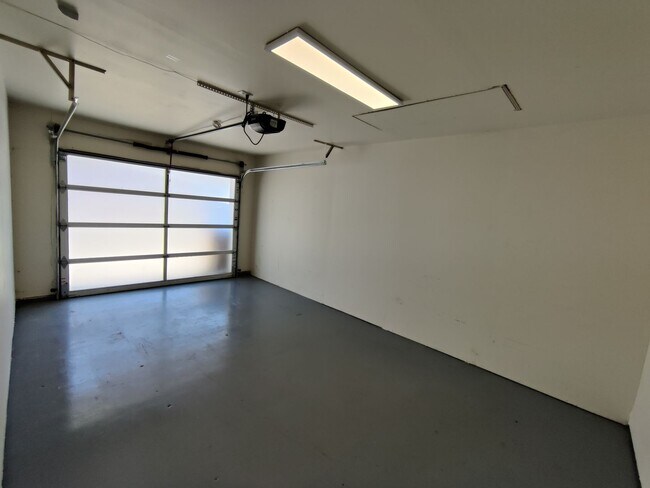Building Photo - 509/511 Montana Ave