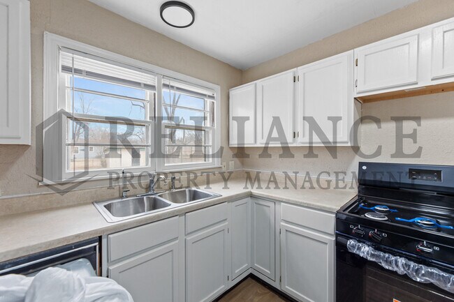 Building Photo - 2908 S Glenn Ave