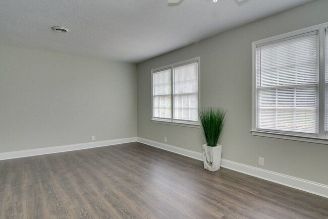 Building Photo - Updated 3 Bedroom 2 Bath off Furies Ferry!