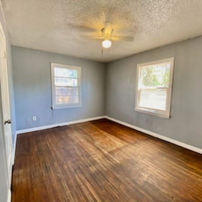 Building Photo - Handyman Special $0 First Month's Rent / “You fix, you SAVE BIG!!” Contact Mayshell for details: ...