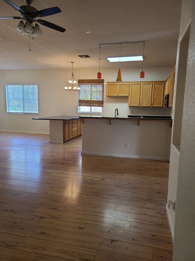 Building Photo - Willow Springs 4 Bdrm, 3 Bath