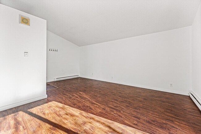 Building Photo - Great location near City Park!