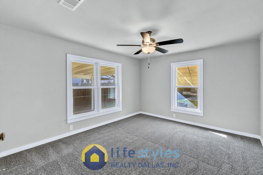 Building Photo - 907 NW Main St