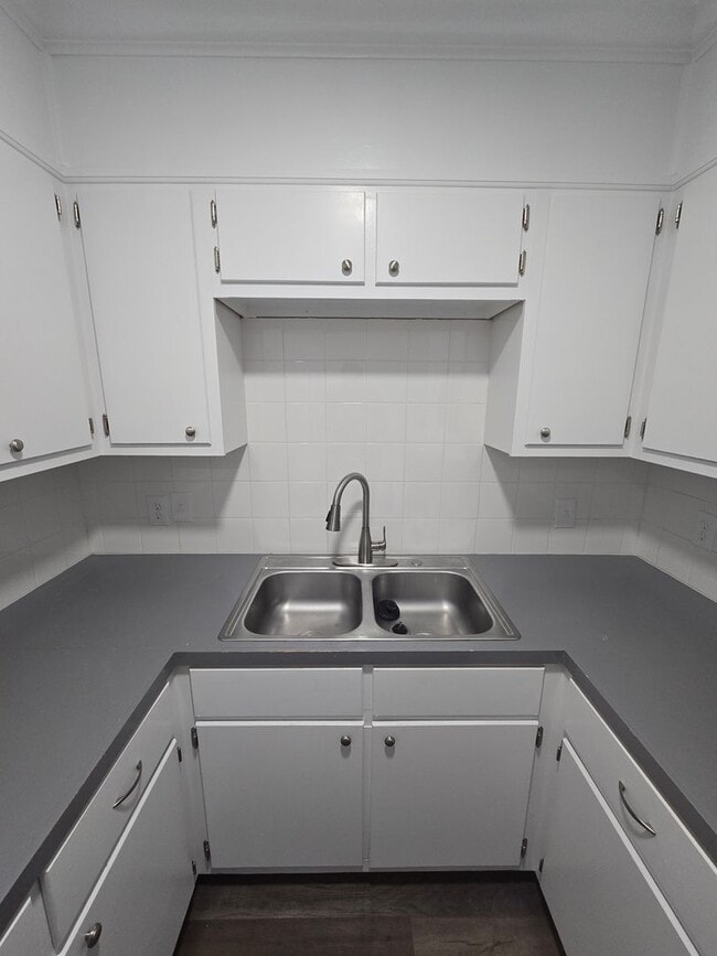 Building Photo - Newly Remodeled 2 Bed/1.5 Bath Townhouse i...